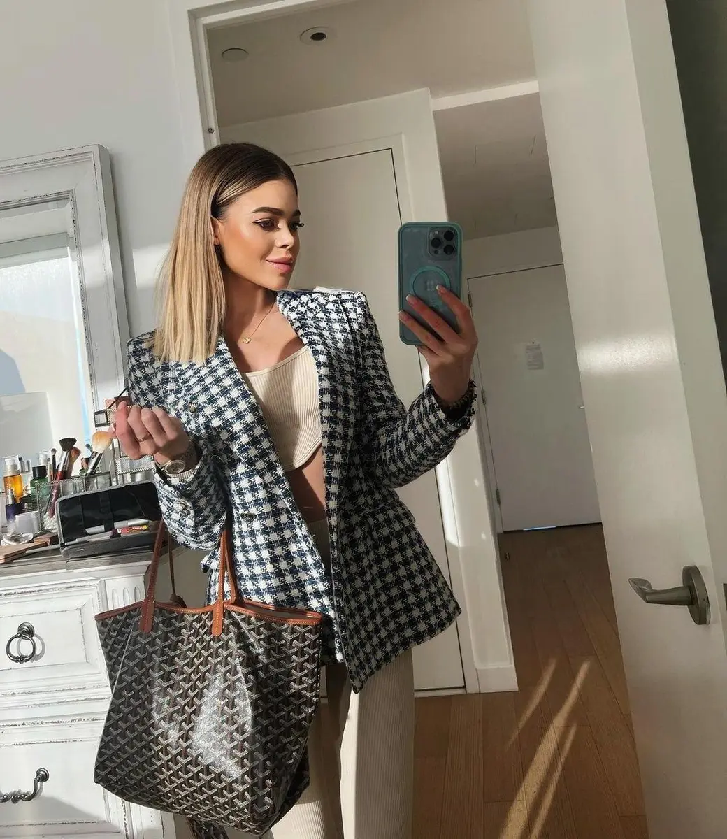 Cara escort in Moscow