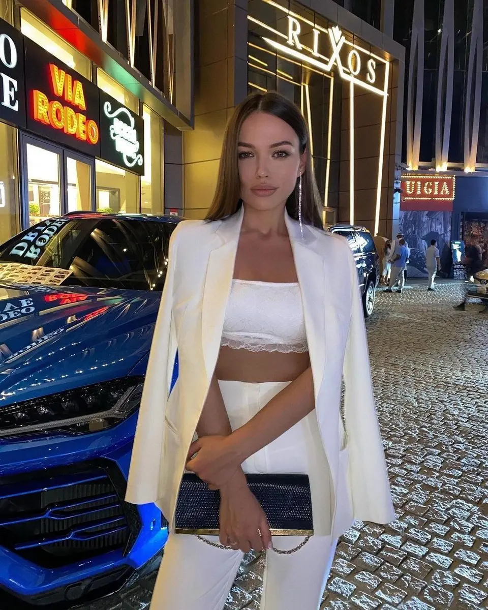 Cora escort in Moscow