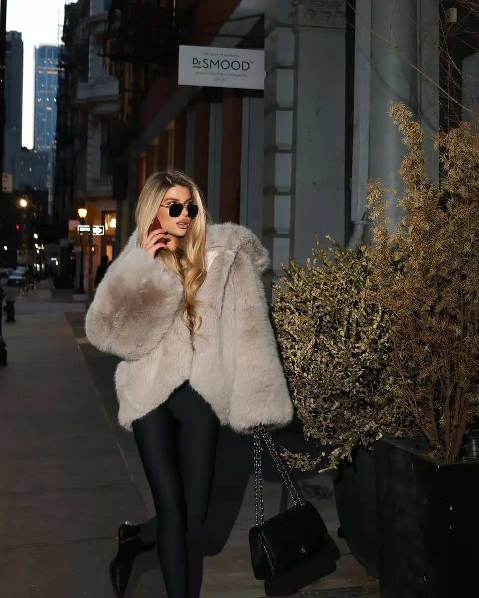 Evelyn escort in Moscow