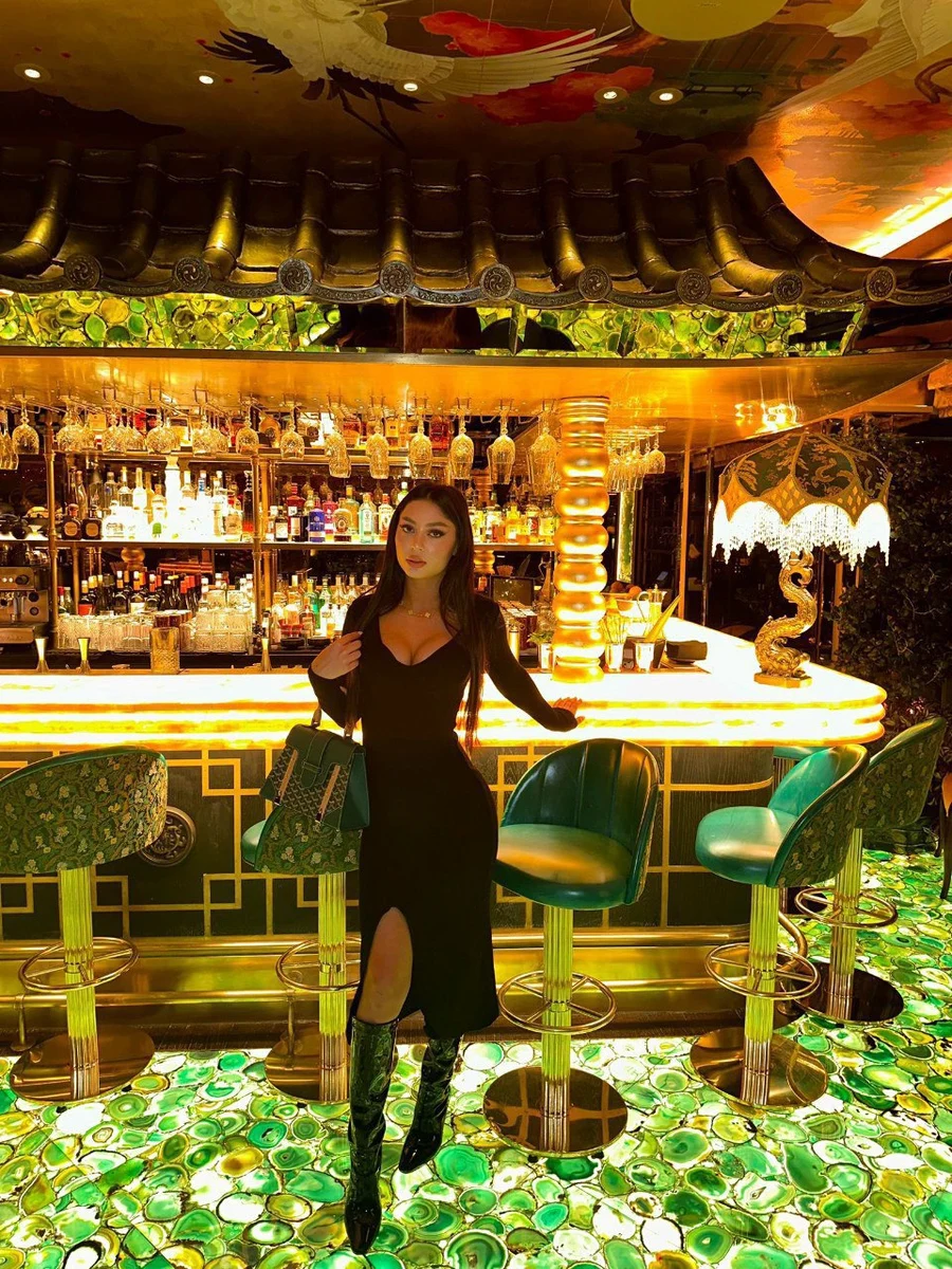 Violet escort in Moscow